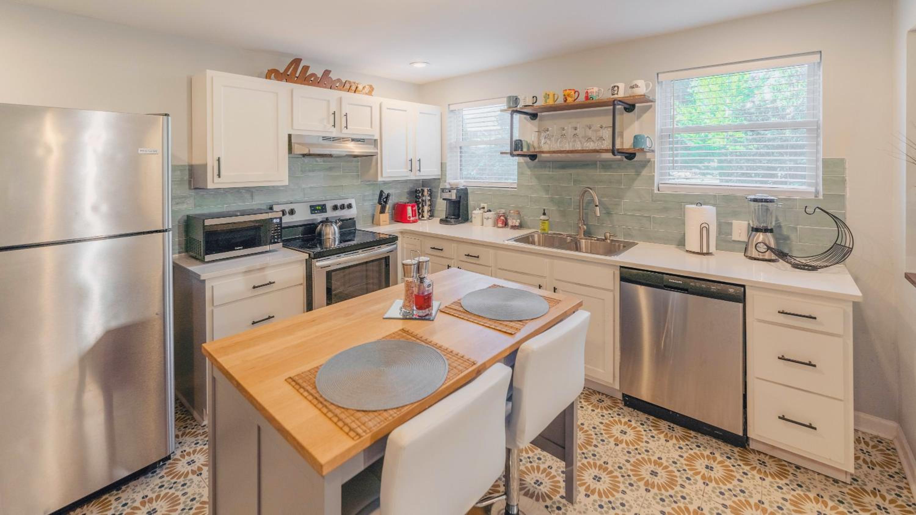 King bed open floorplan in heart of Bham view 3