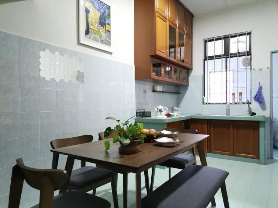 UIA Younee Kuantan Homestay 3R2B 9pax 5 min to town