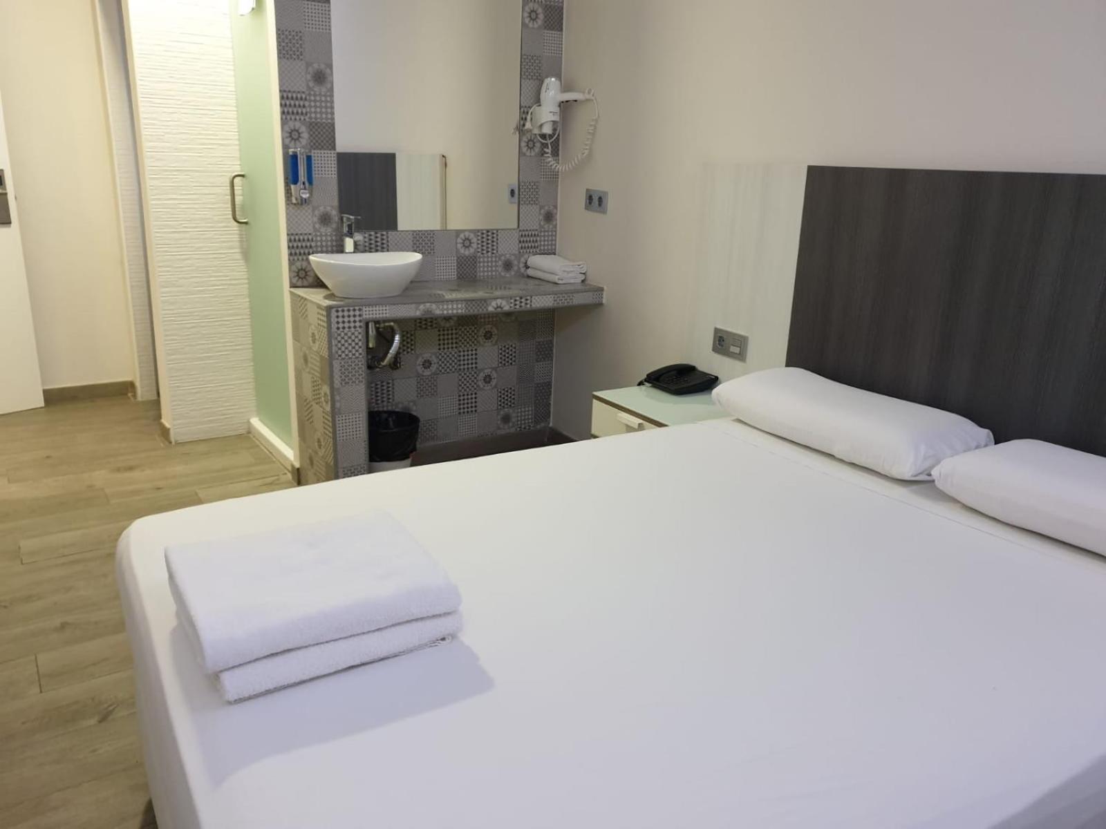 HOSTAL LETTO DAL MARE