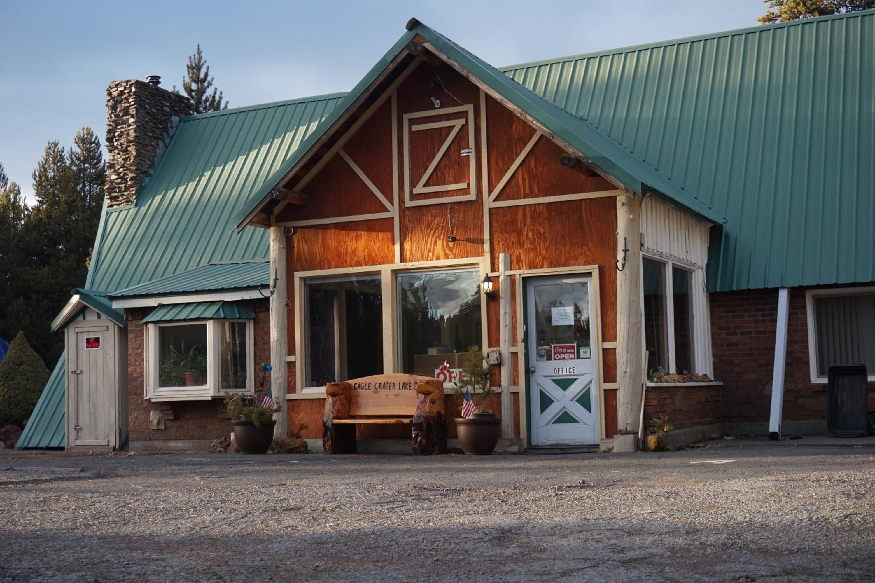 Eagle Crater Lake Inn