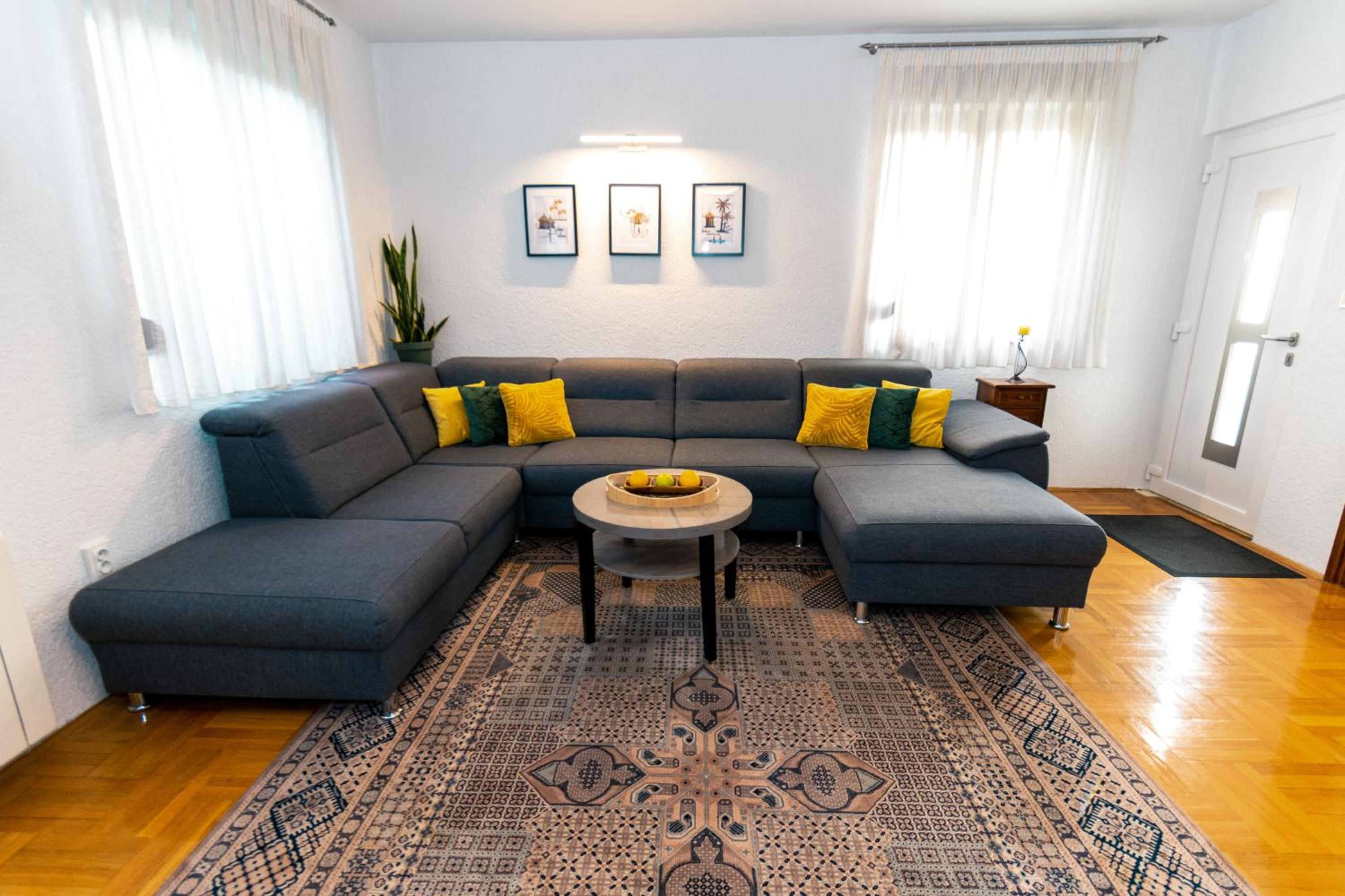 The Oasis - Family-Friendly Holiday Home with Heated Pool view 5