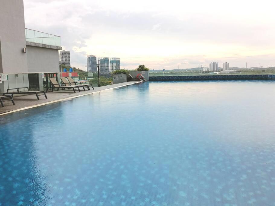 D'Pristine 1BR walking to Legoland Netflix by STAY photo 5