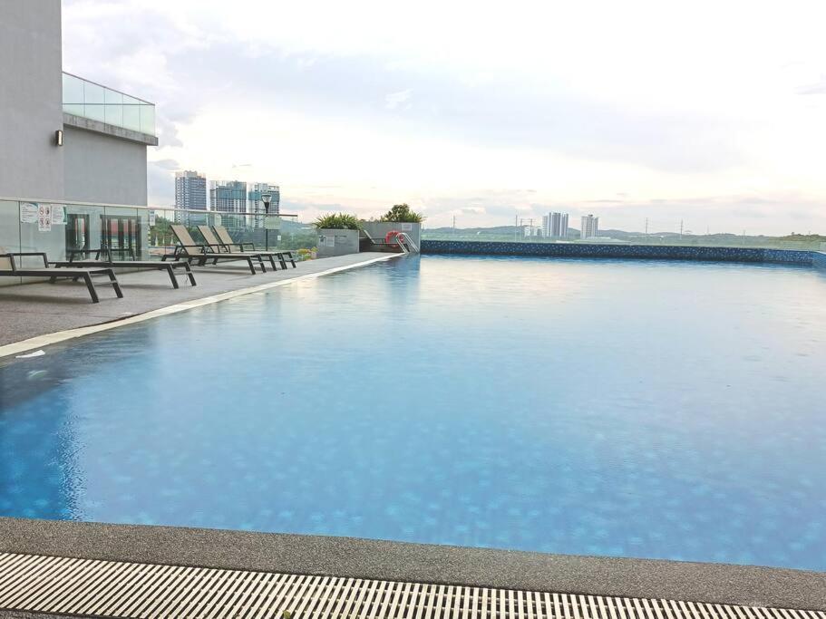 D'Pristine 2BR walking to Legoland Netflix by STAY photo 8