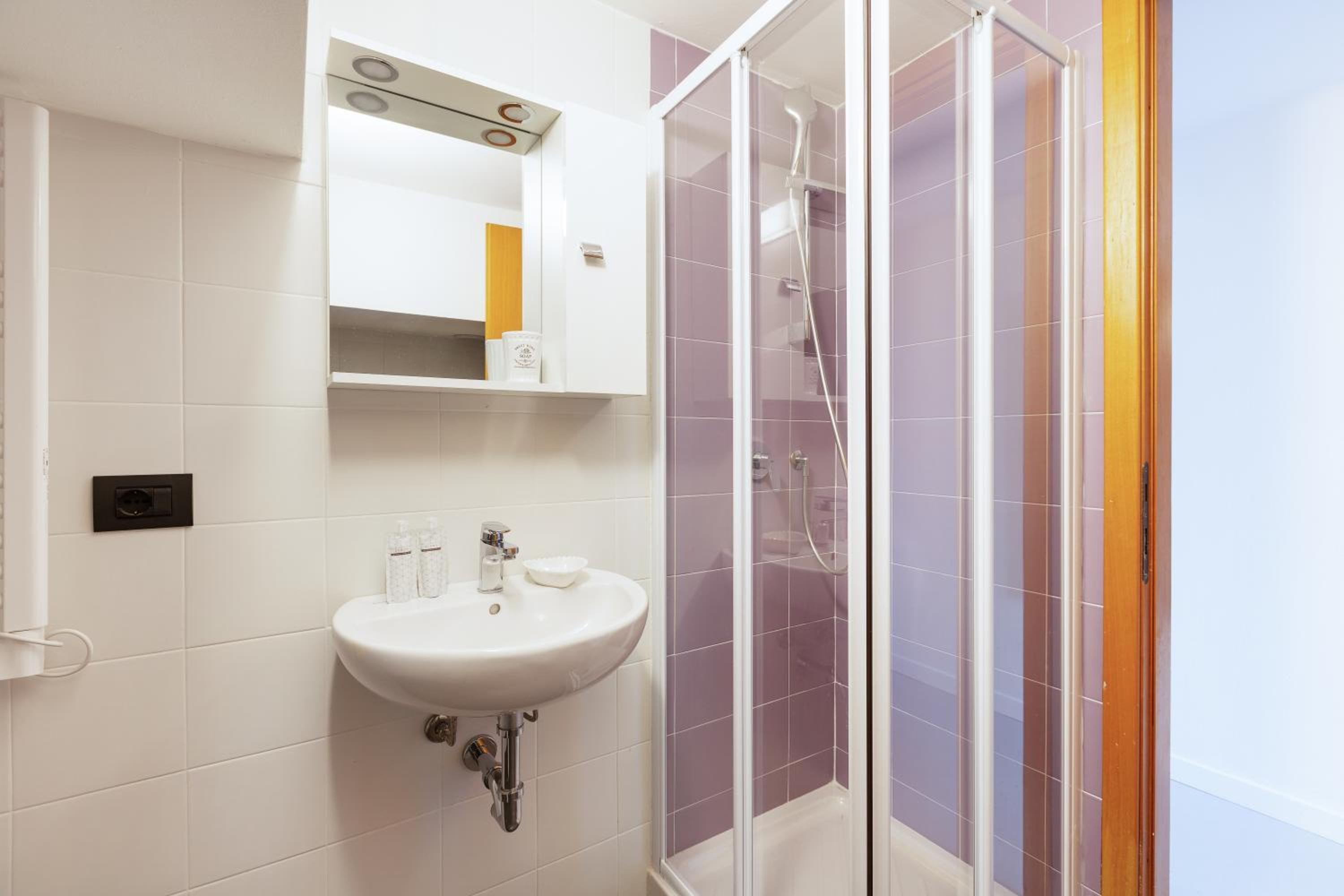 GuestHost - Central Studio APTS Milano-Corso Magenta