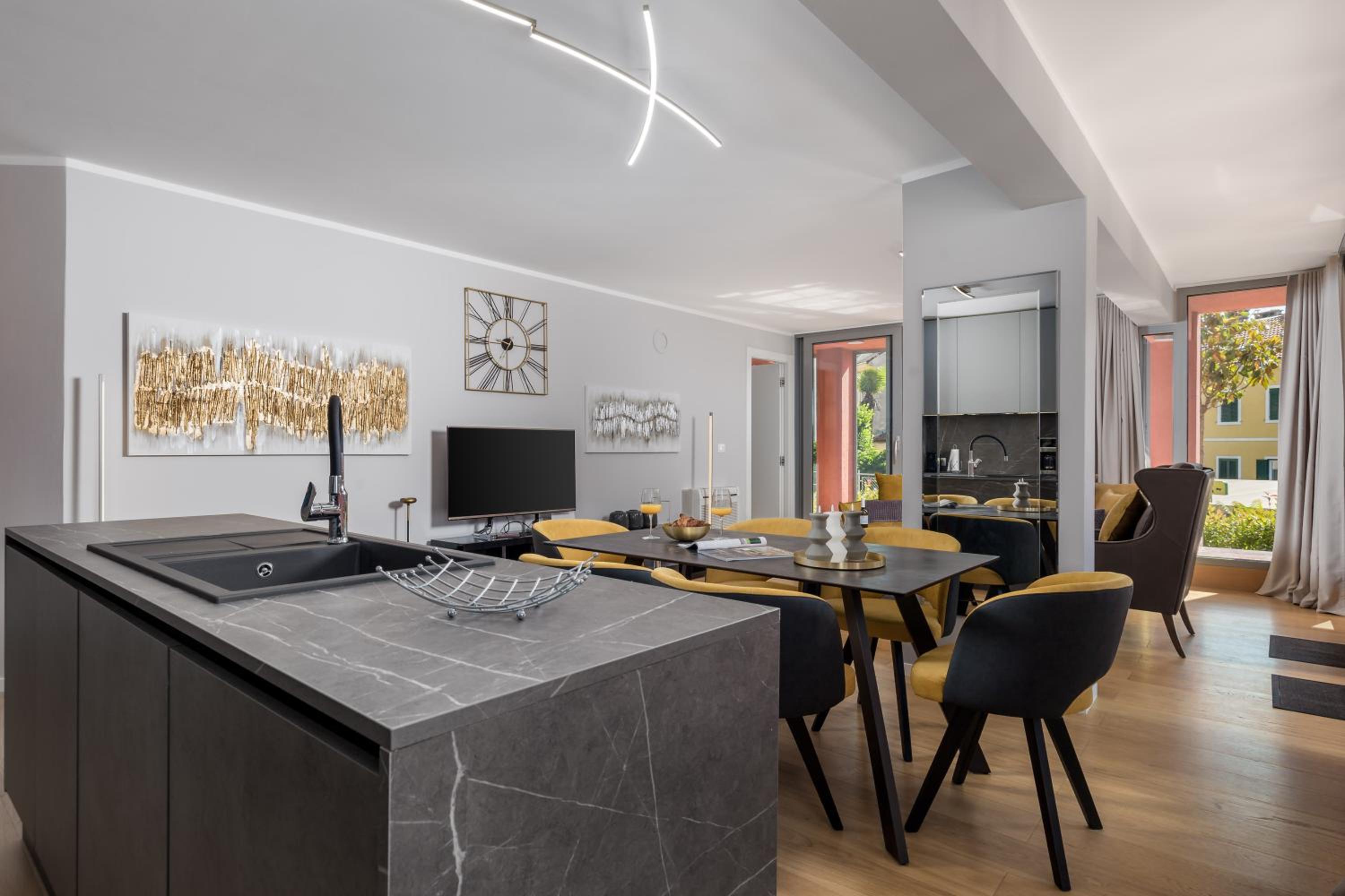 Luxury City Center Apartment -50m to the sea view 2