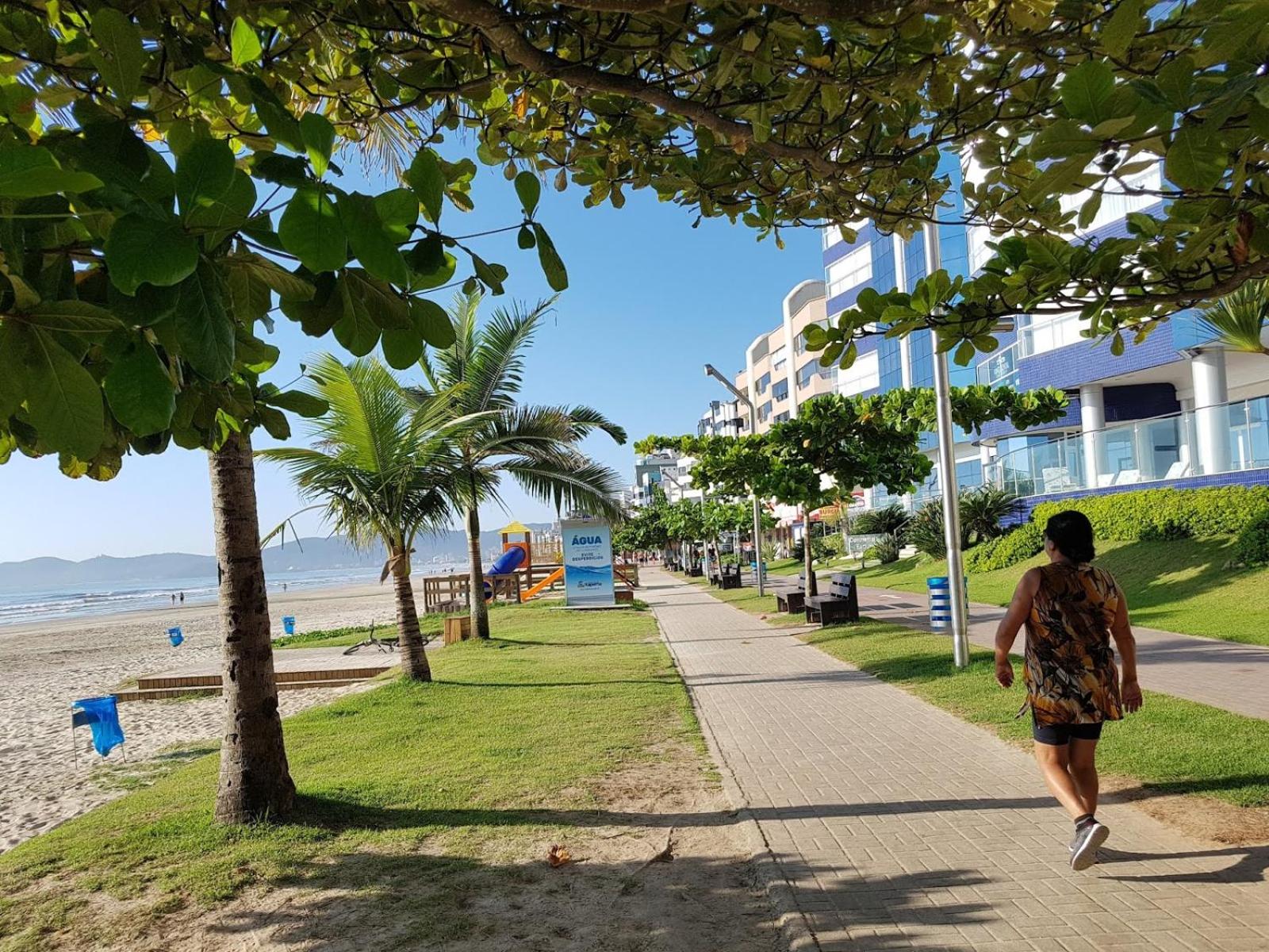 Meia Praia Apto Fino Acabamento 3 suítes e 2 garagens view 3