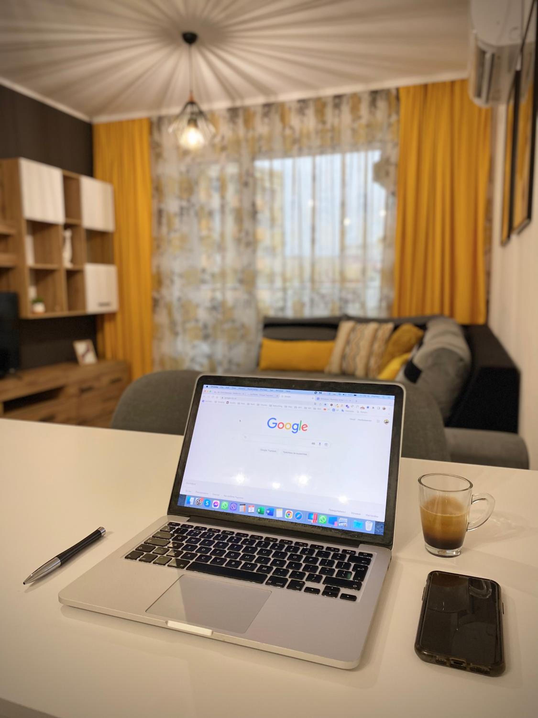 Art Apartment for 4 Guests Free Parking & Wifi