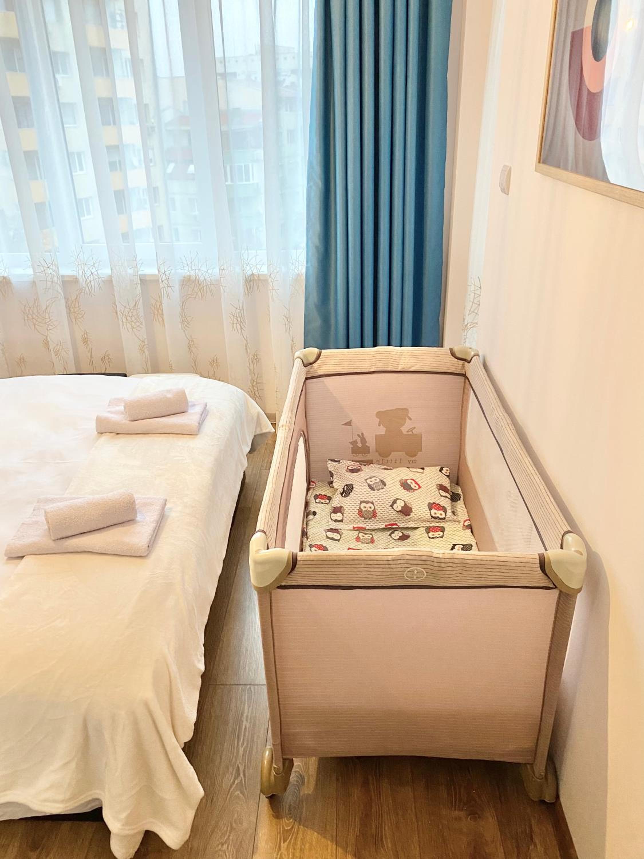 Art Apartment for 4 Guests Free Parking & Wifi