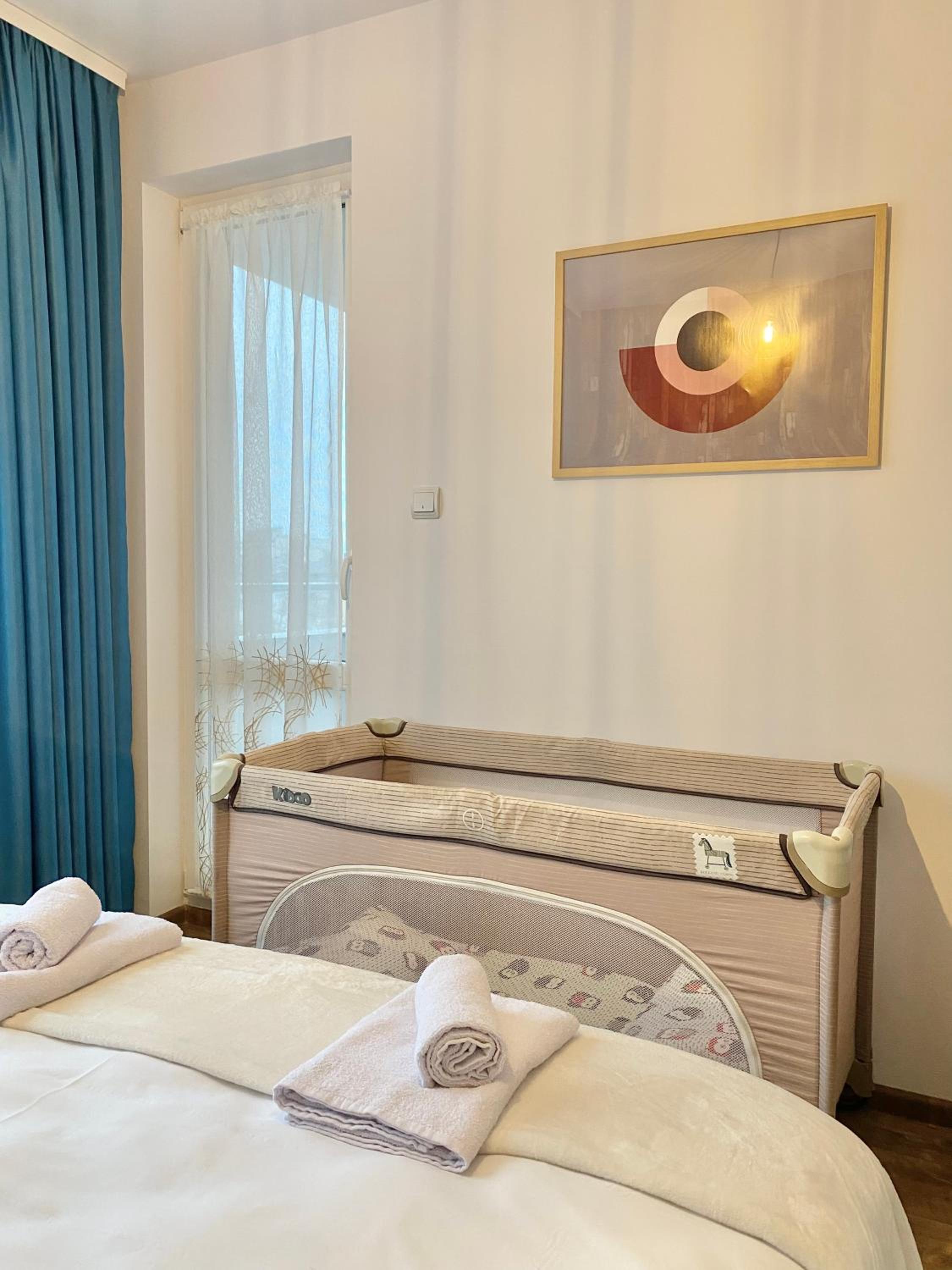 Art Apartment for 4 Guests Free Parking & Wifi