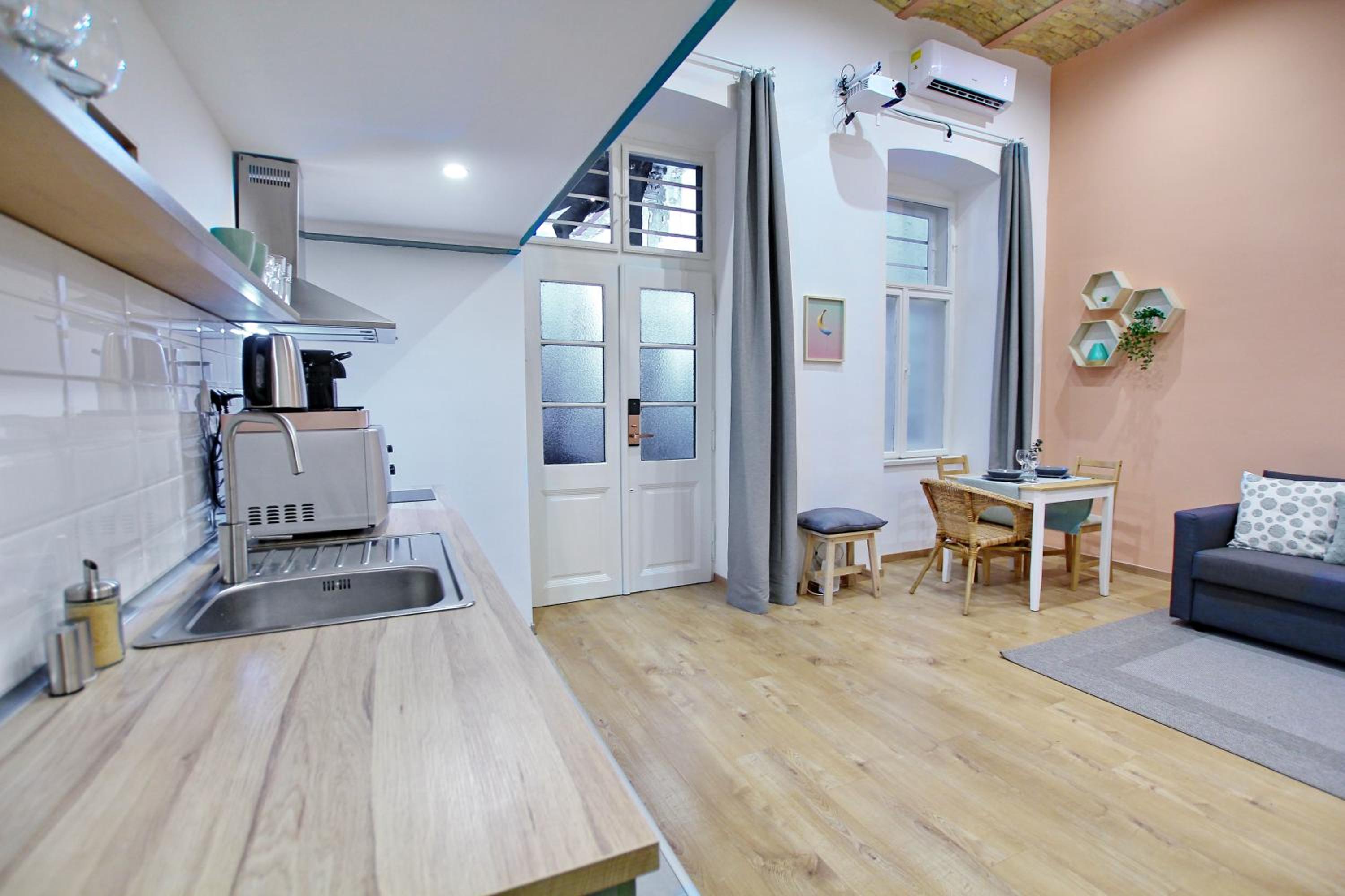 Lovely&modern downtown apartment with FREE PARKING view 4