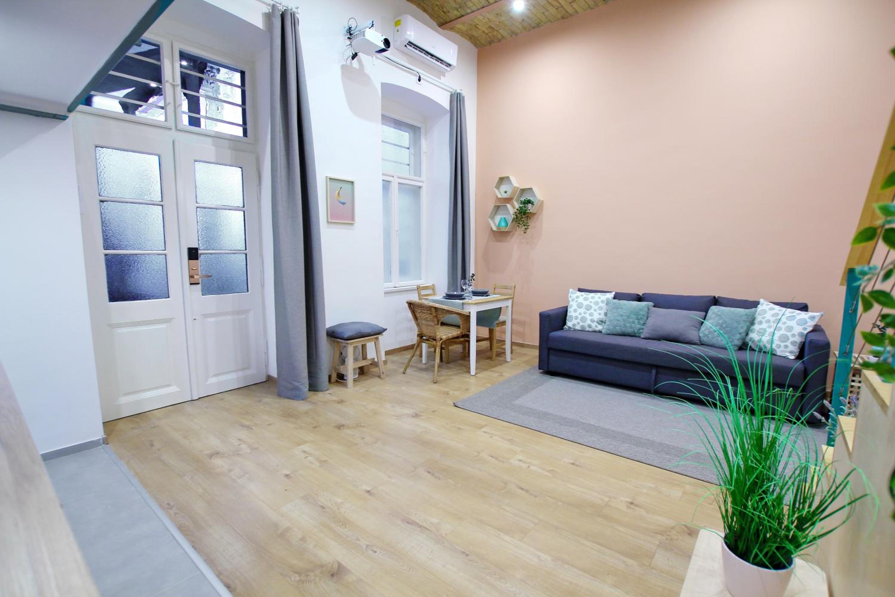 Lovely&modern downtown apartment with FREE PARKING view 3