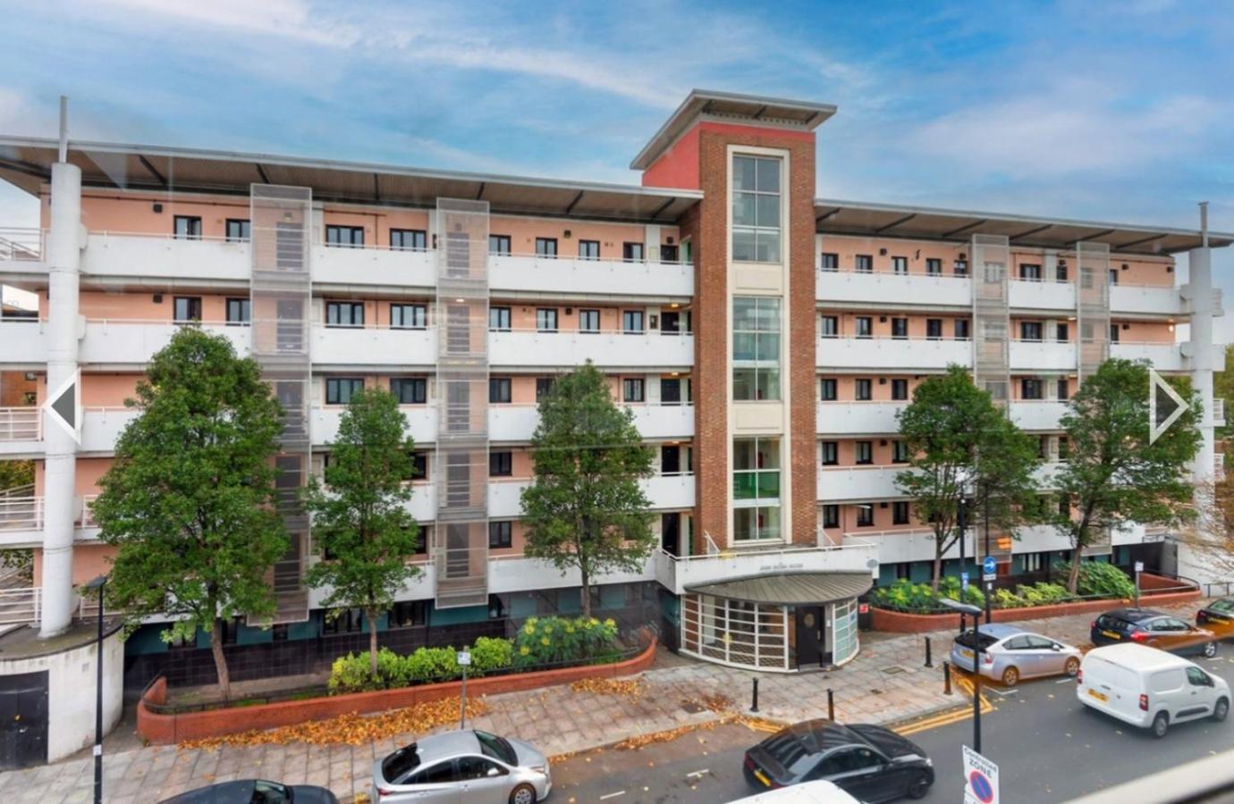 Bright, Nice Interior, Close to the City, 2 Bedroom Apartment