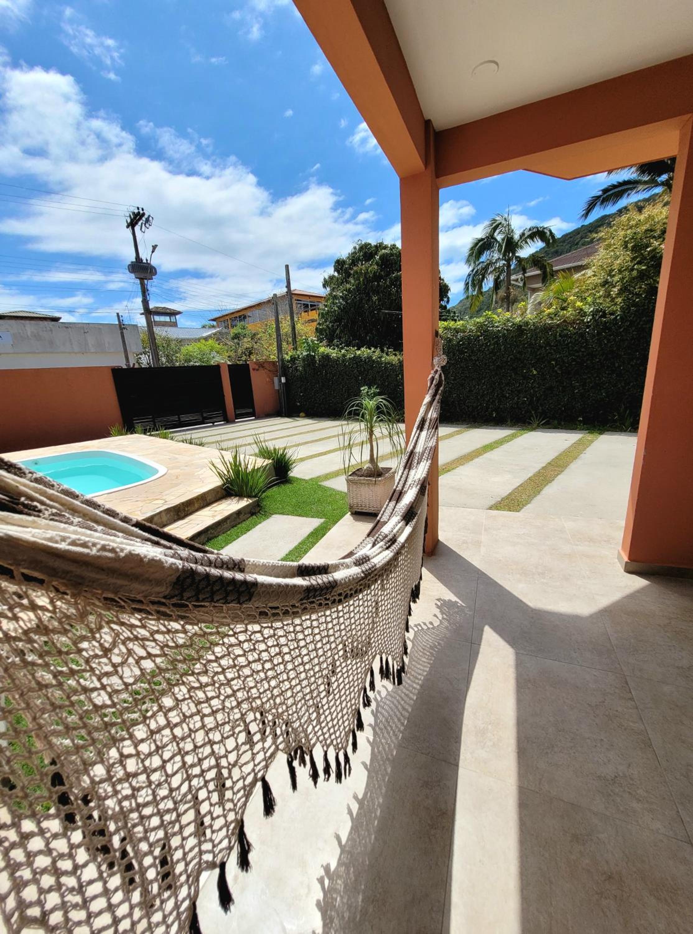 Partiu Praia SC piscinas privativas, ar condicionado, internet, próximo ao mar e centrinho três minutos a pé