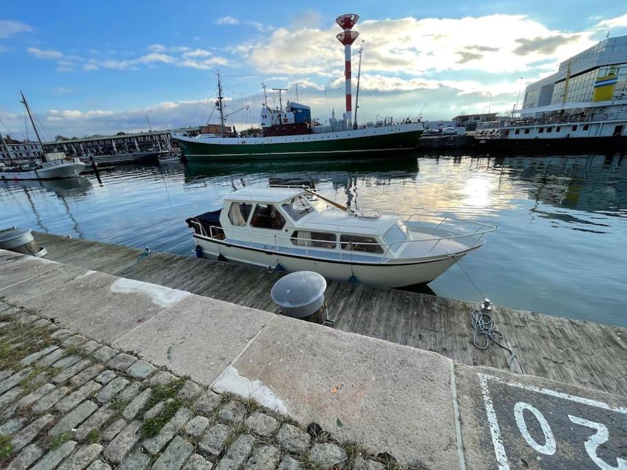 Süsses Motorboot - Bremen Überseestadt