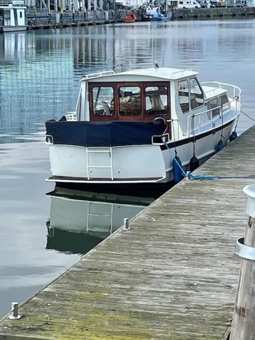 Süsses Motorboot - Bremen Überseestadt