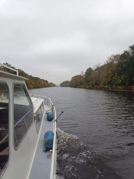 Süsses Motorboot - Bremen Überseestadt