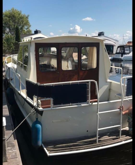 Süsses Motorboot - Bremen Überseestadt