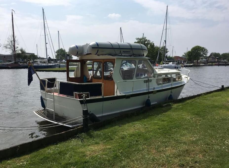 Süsses Motorboot - Bremen Überseestadt