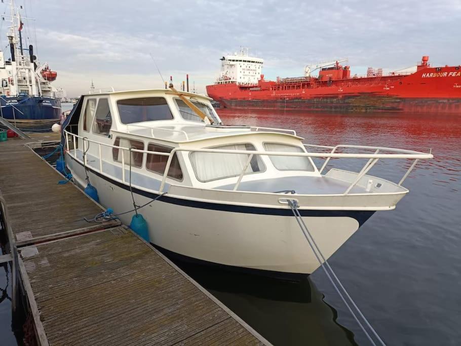 Süsses Motorboot - Bremen Überseestadt