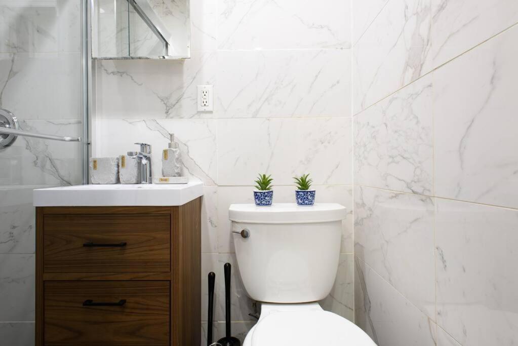 69-2A PRIME Lower East Side 1br Apt Brand New