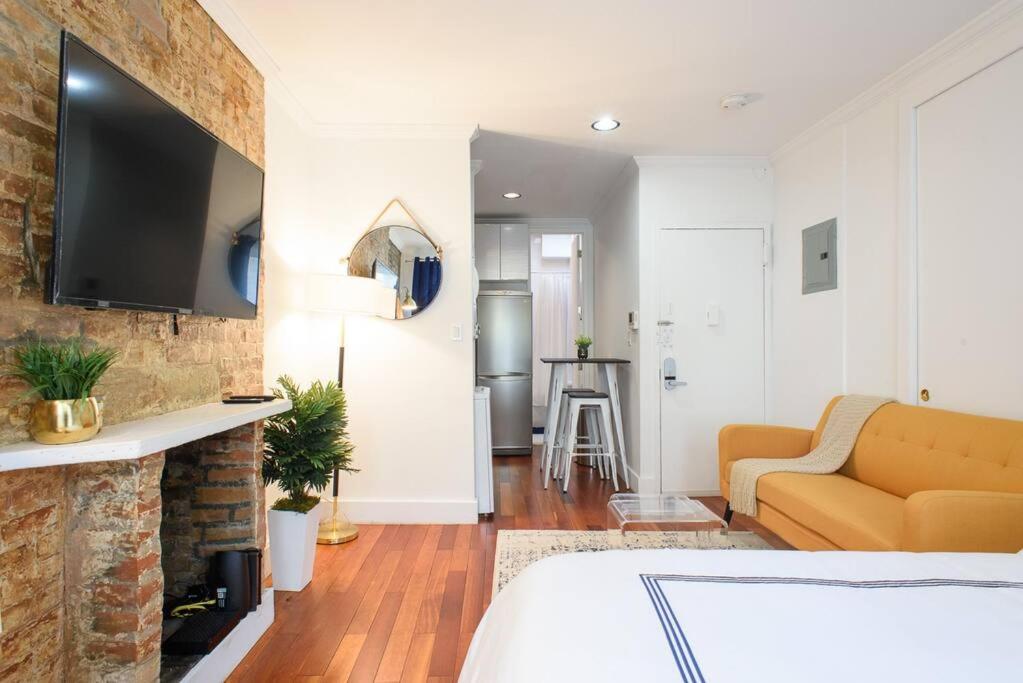 24-17 Renovated Studio Prime Location WD
