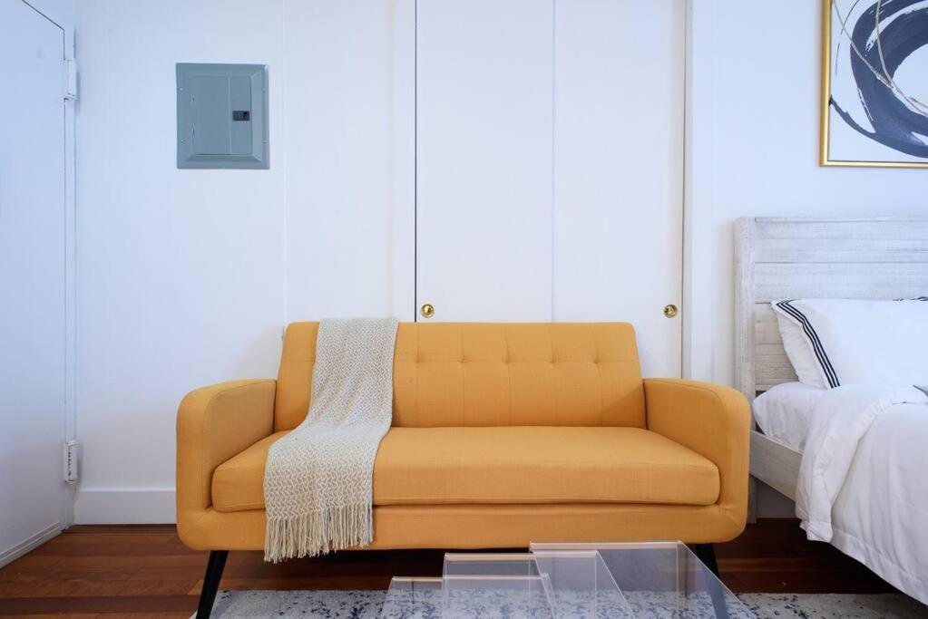 24-17 Renovated Studio Prime Location WD