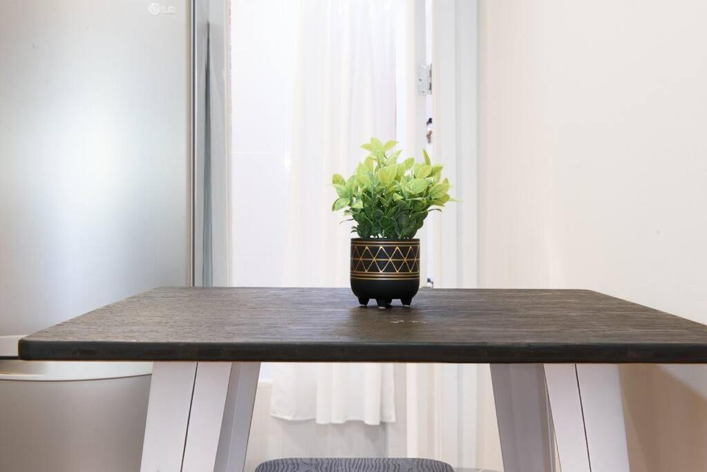 24-17 Renovated Studio Prime Location WD