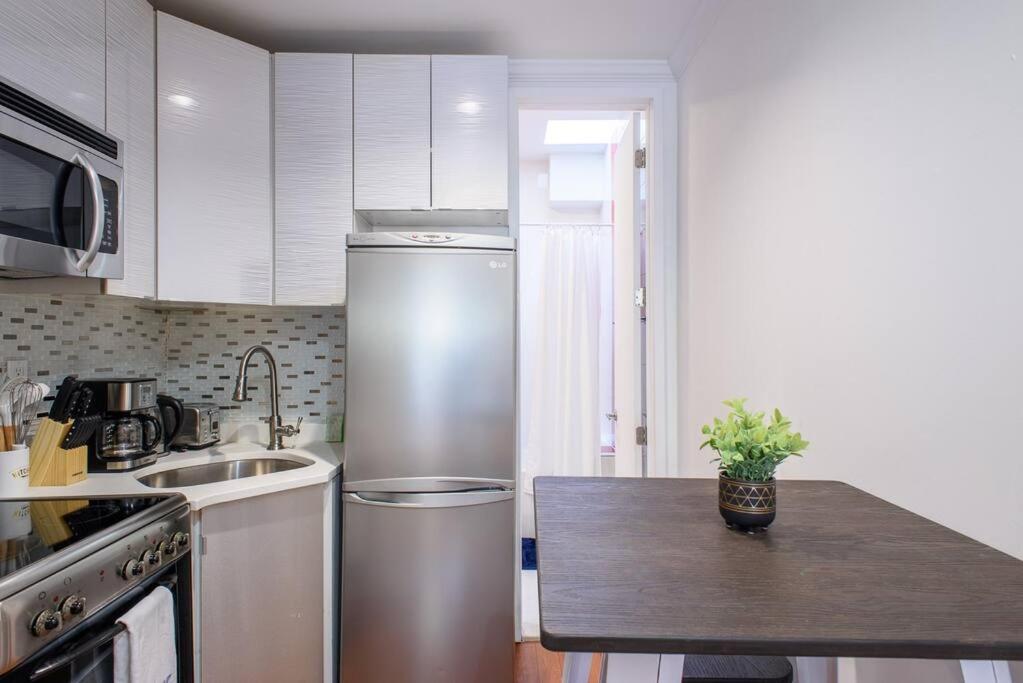 24-17 Renovated Studio Prime Location WD