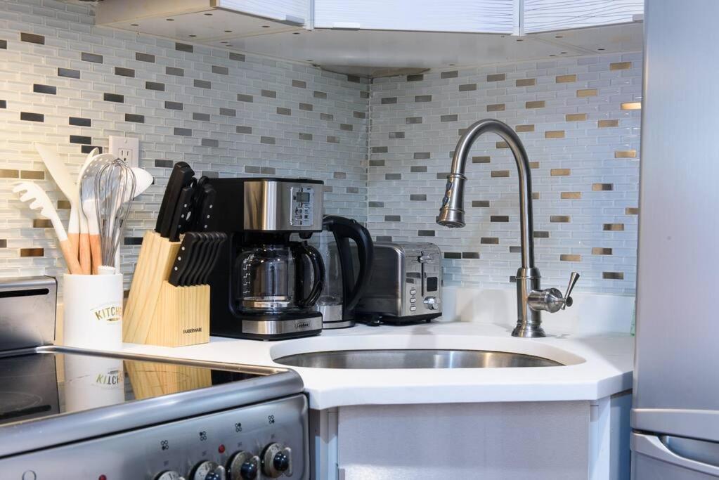 24-17 Renovated Studio Prime Location WD