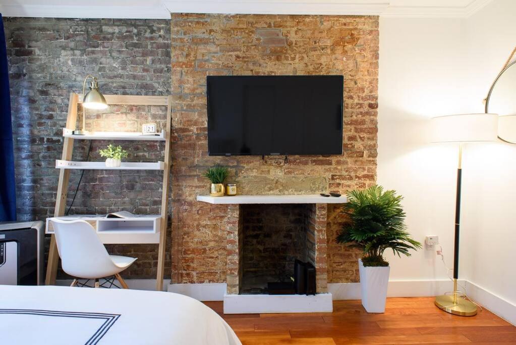 24-17 Renovated Studio Prime Location WD