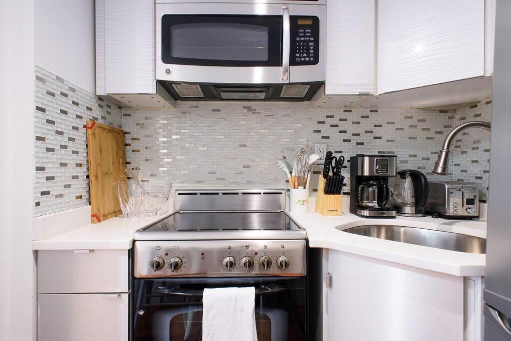 24-17 Renovated Studio Prime Location WD