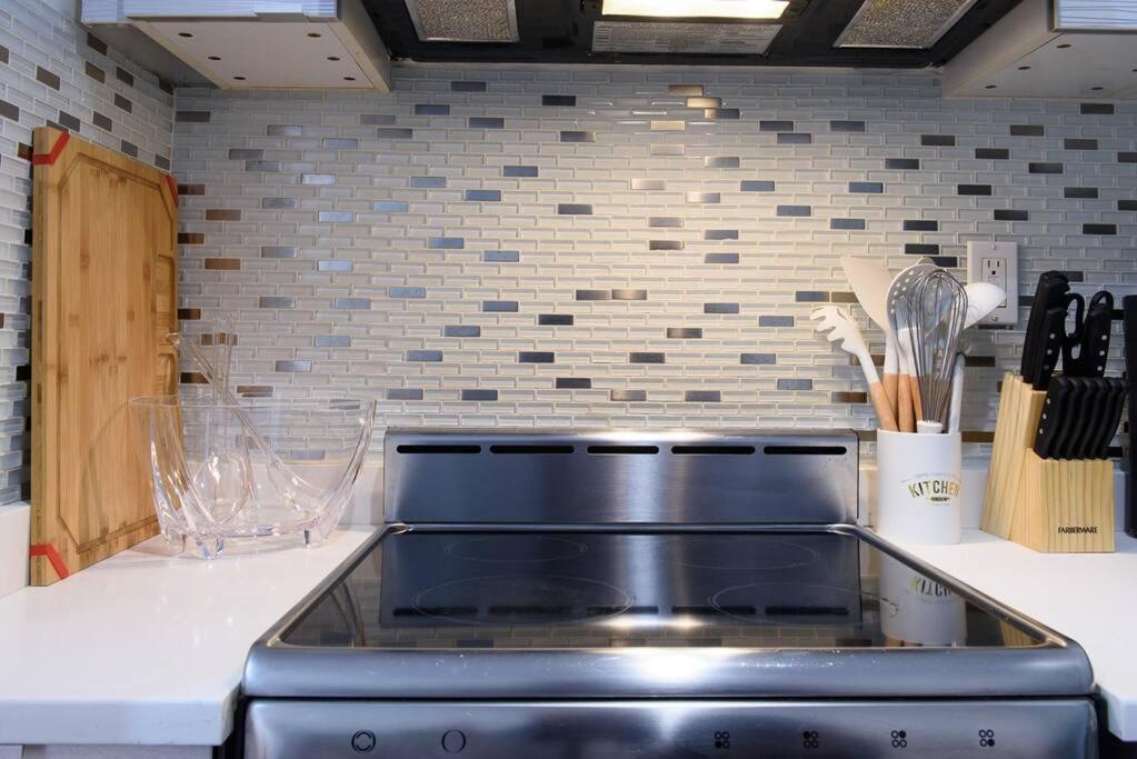 24-17 Renovated Studio Prime Location WD