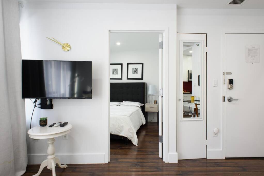 809-2A Gorgeous 1BR New W D Modern Best Location