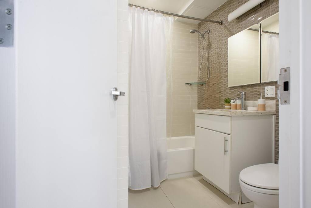 809-2A Gorgeous 1BR New W D Modern Best Location