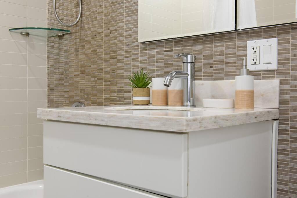 809-2A Gorgeous 1BR New W D Modern Best Location