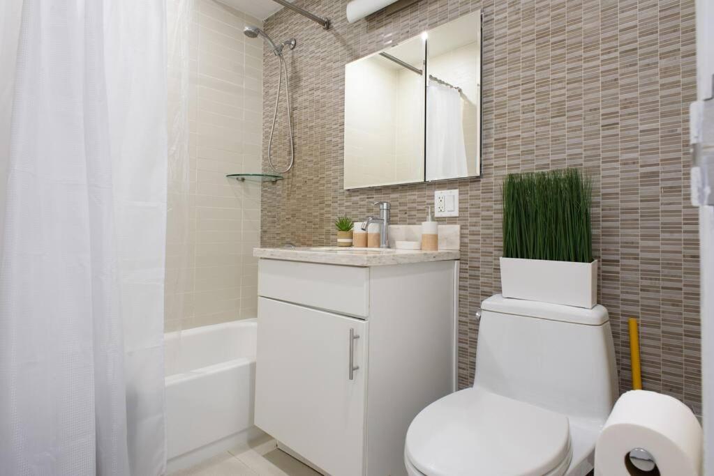 809-2A Gorgeous 1BR New W D Modern Best Location