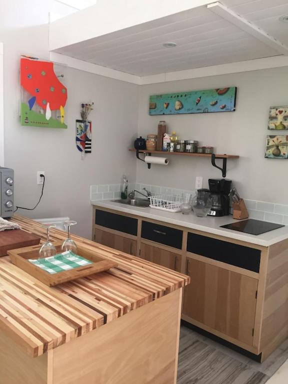 Cozy ,artistic cottage in a garden setting close to the beach and hiking trails.