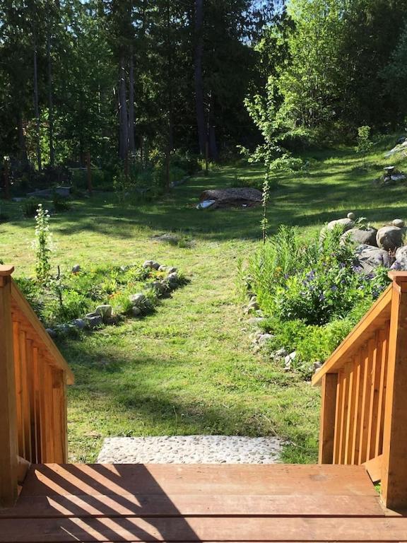 Cozy ,artistic cottage in a garden setting close to the beach and hiking trails.