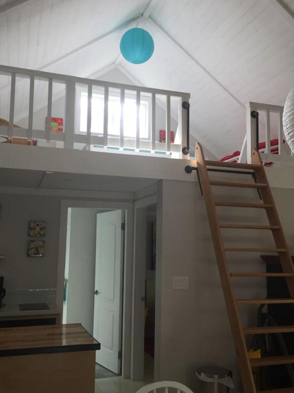 Cozy ,artistic cottage in a garden setting close to the beach and hiking trails.