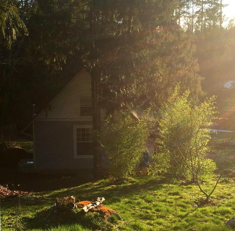 Cozy ,artistic cottage in a garden setting close to the beach and hiking trails.