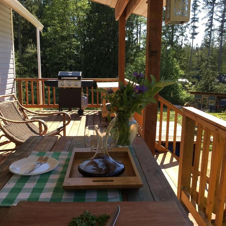 Cozy ,artistic cottage in a garden setting close to the beach and hiking trails.