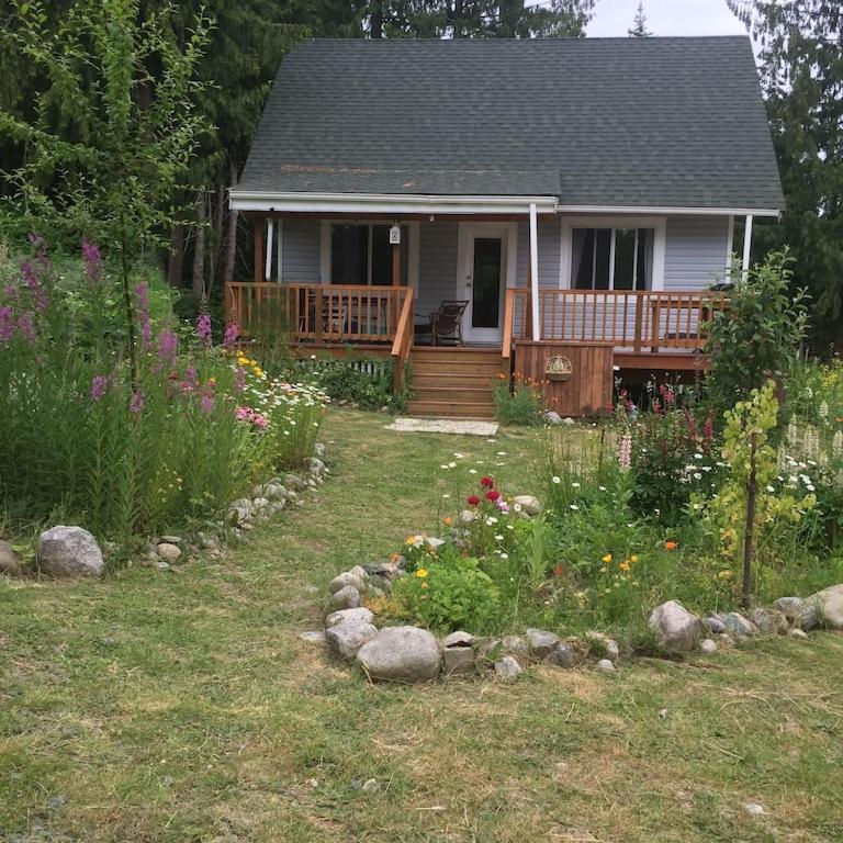 Cozy ,artistic cottage in a garden setting close to the beach and hiking trails.