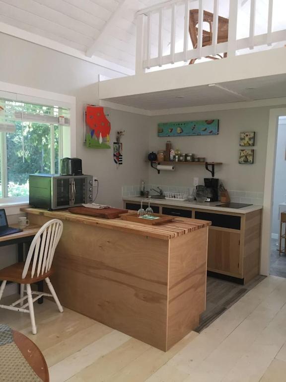 Cozy ,artistic cottage in a garden setting close to the beach and hiking trails.