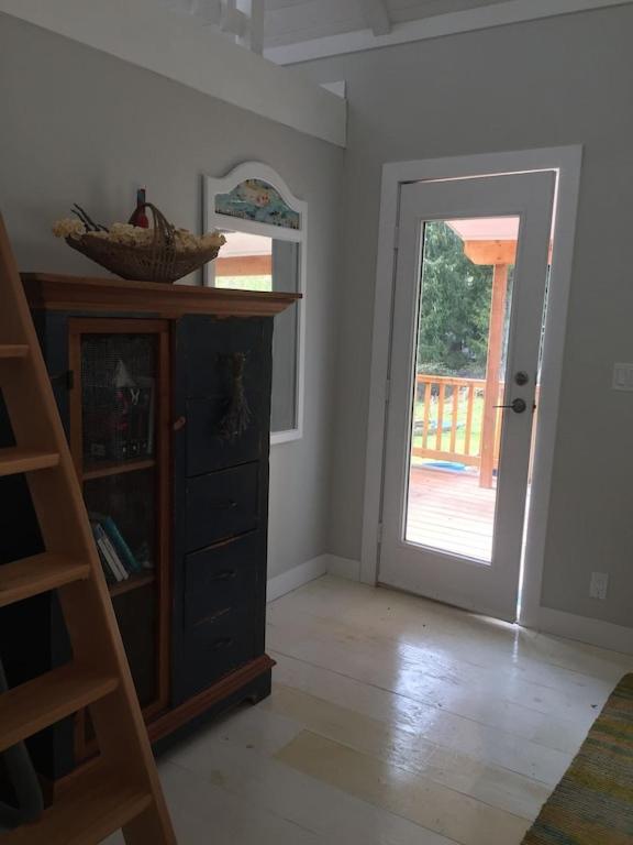 Cozy ,artistic cottage in a garden setting close to the beach and hiking trails.
