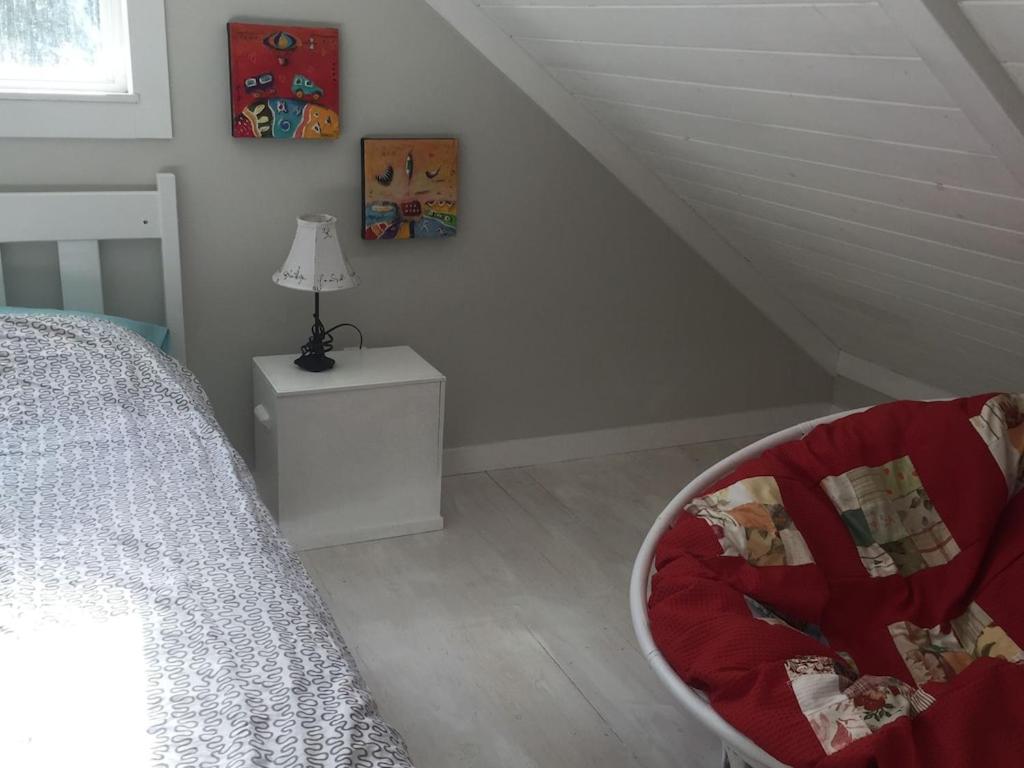 Cozy ,artistic cottage in a garden setting close to the beach and hiking trails.