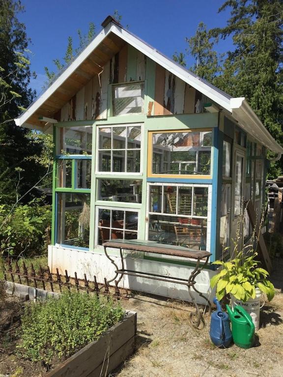 Cozy ,artistic cottage in a garden setting close to the beach and hiking trails.
