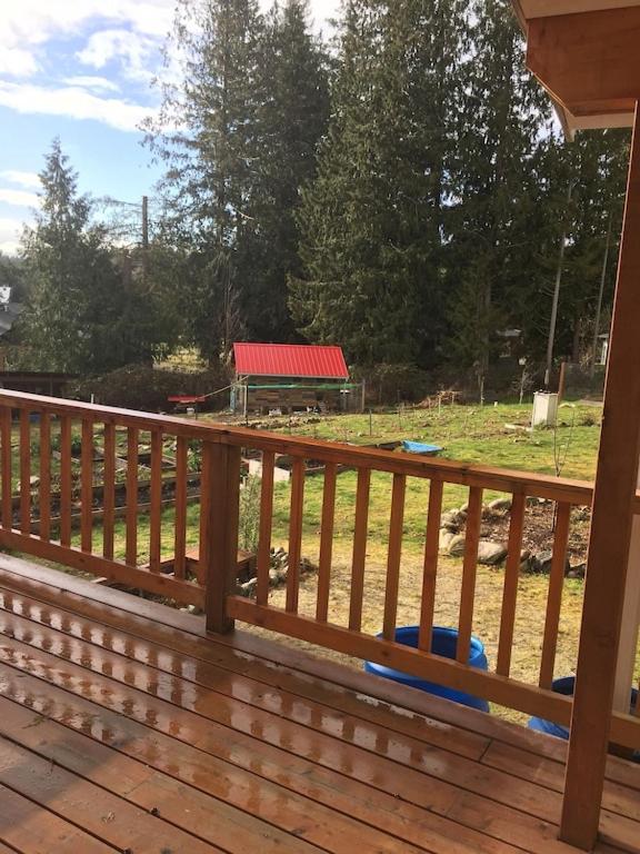 Cozy ,artistic cottage in a garden setting close to the beach and hiking trails.
