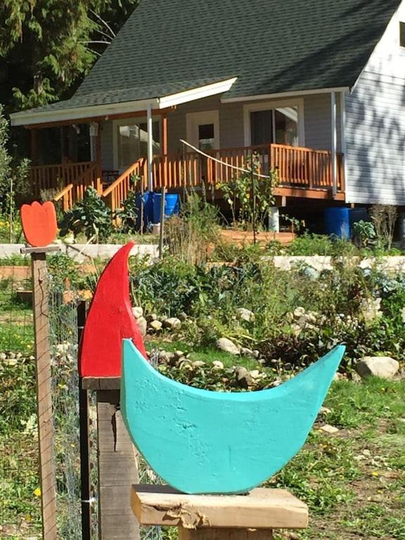 Cozy ,artistic cottage in a garden setting close to the beach and hiking trails.