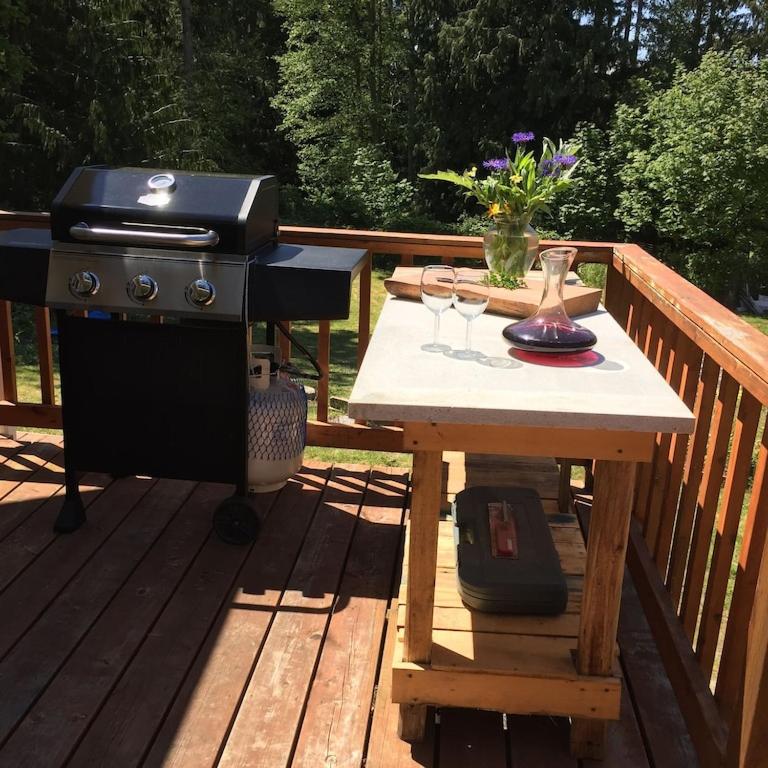 Cozy ,artistic cottage in a garden setting close to the beach and hiking trails.