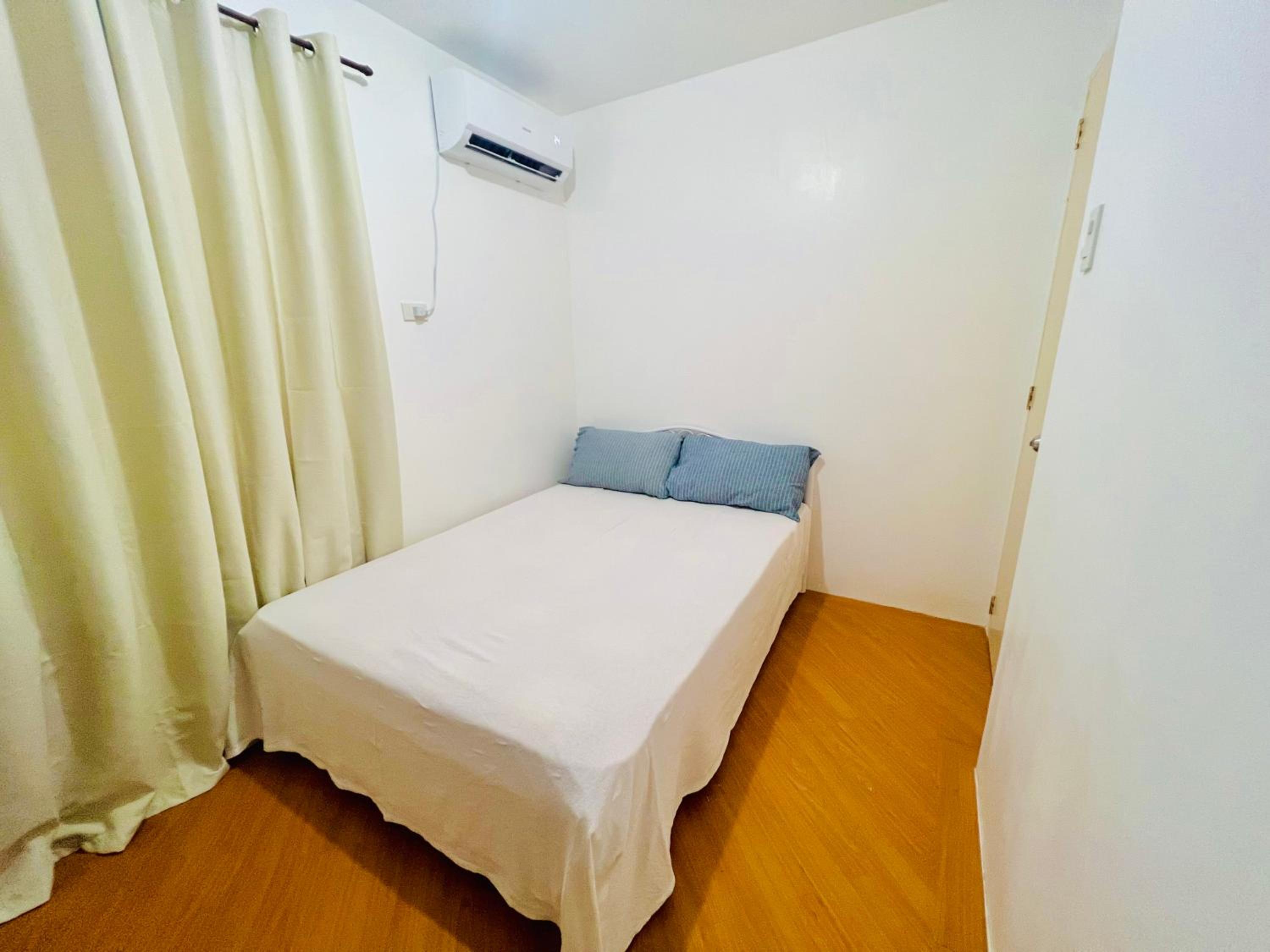 Awesome 2 bedrooms, living & dining area view 4